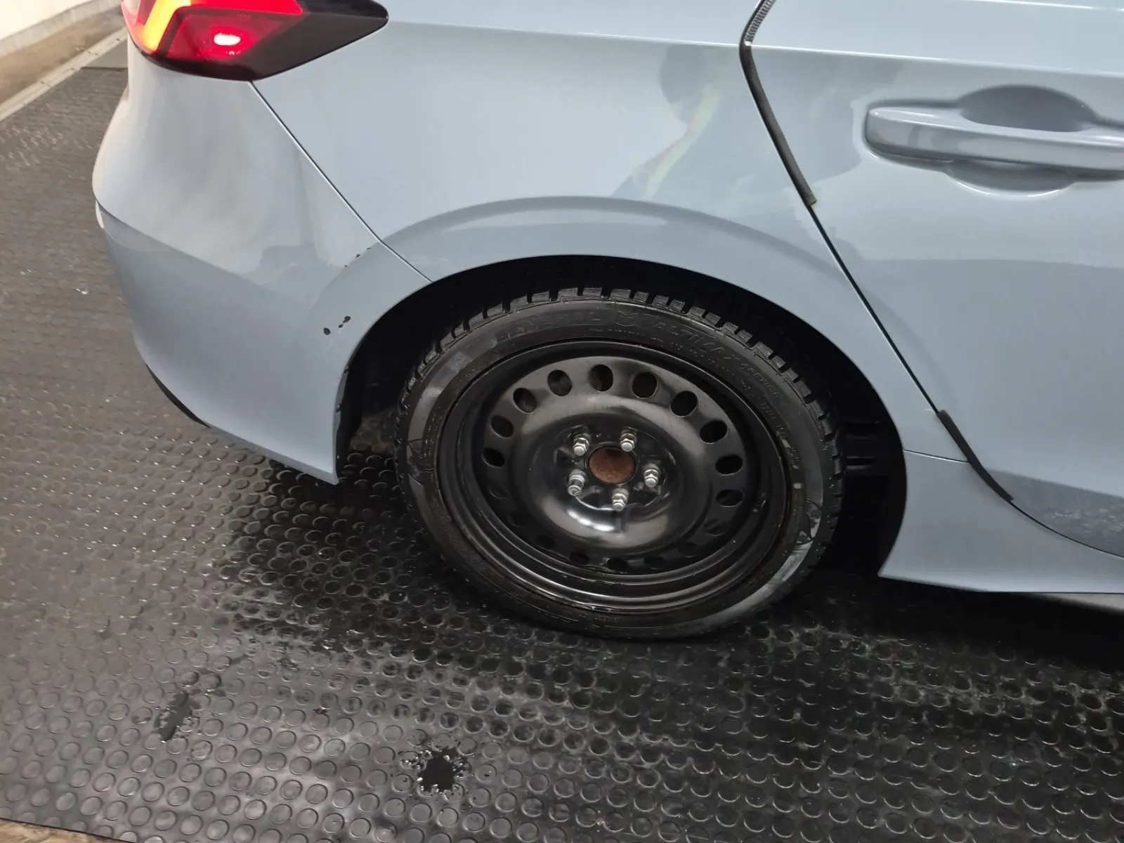Right Rear Wheel/Tire Photo
