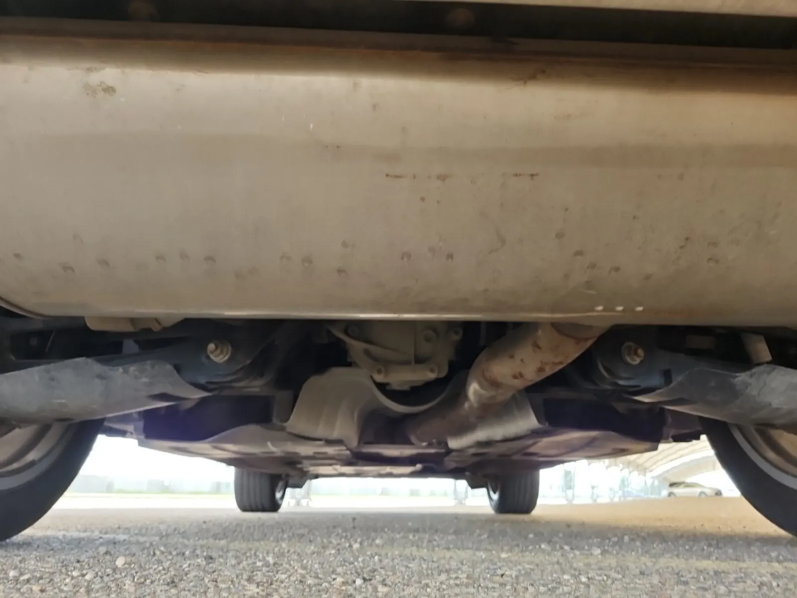 Undercarriage - Rear Photo