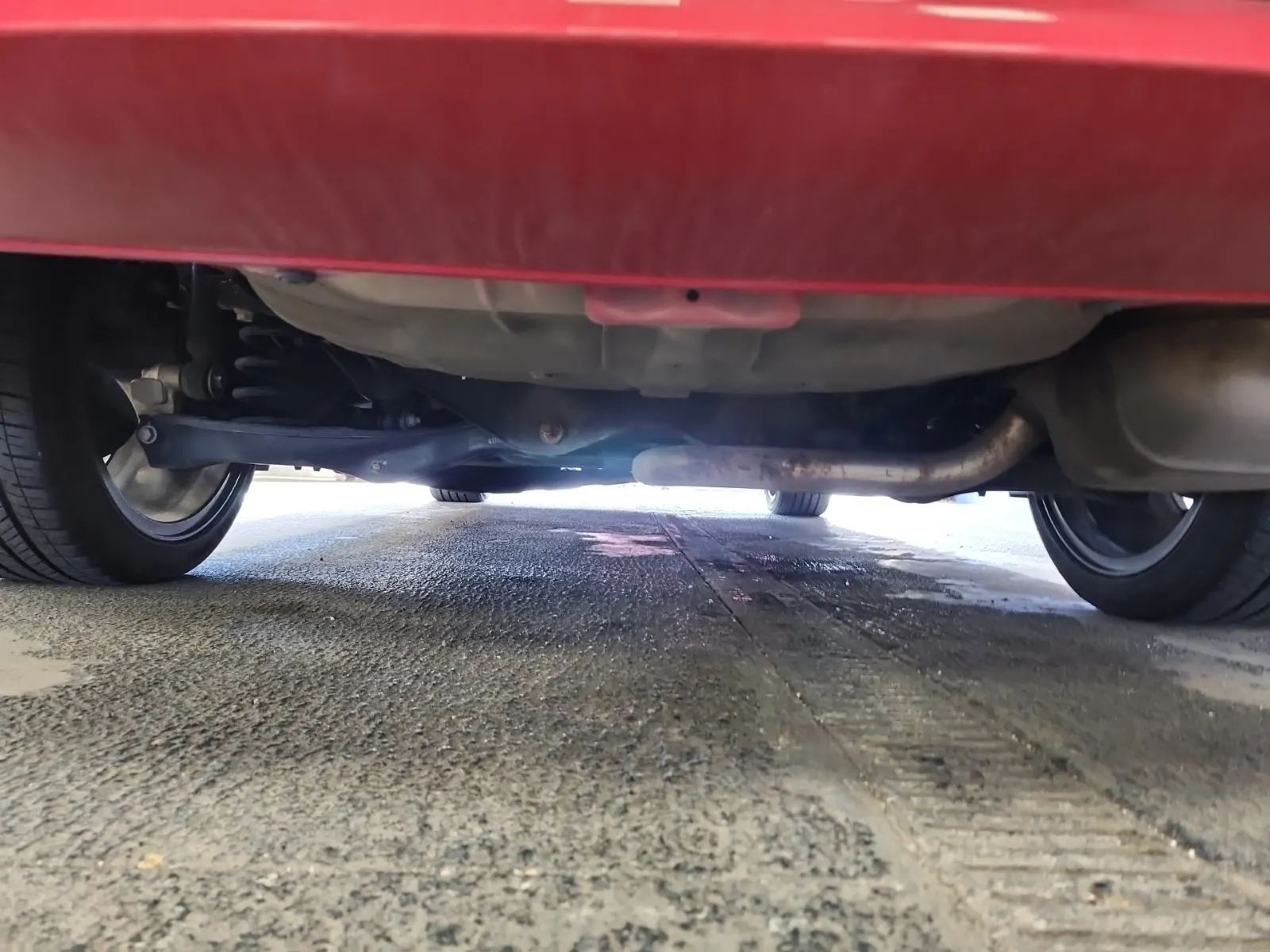 Undercarriage - Rear Photo