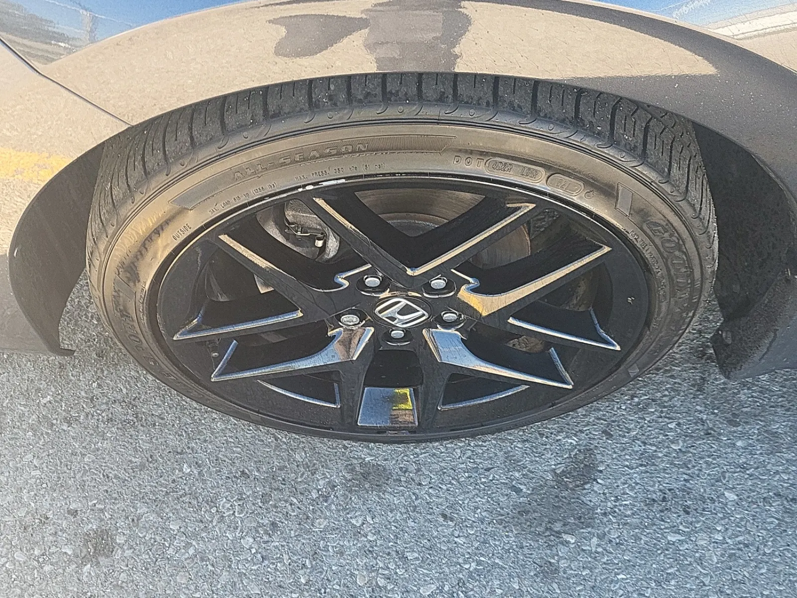 Front driver wheel/tire photo
