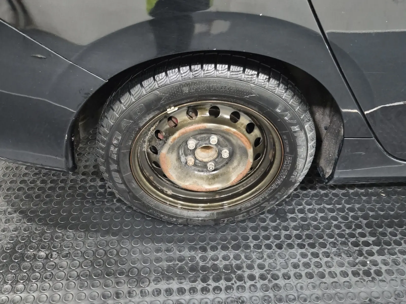 Right Rear Wheel/Tire Photo