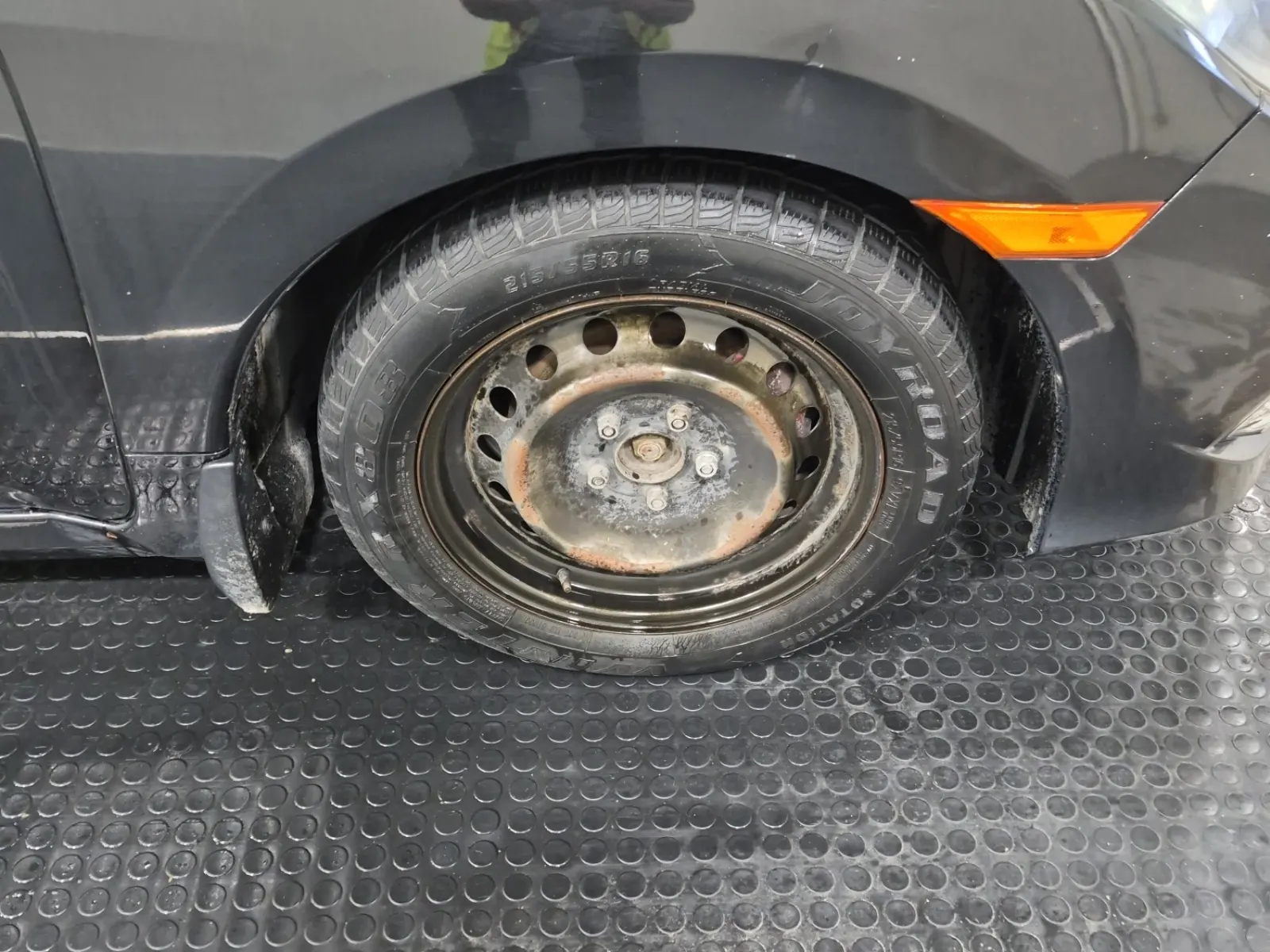 Right Front Wheel/Tire Photo