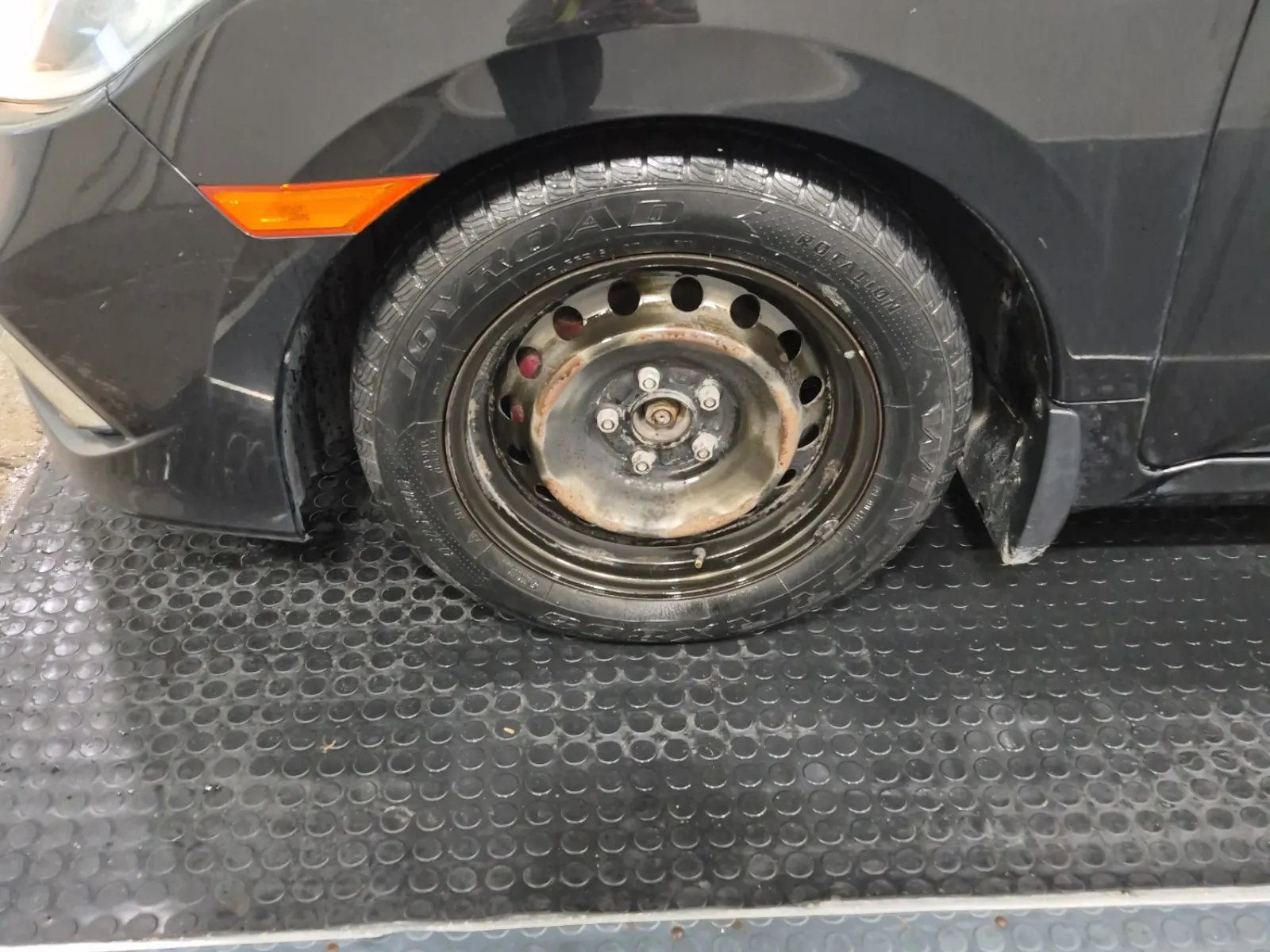 Front driver wheel/tire photo
