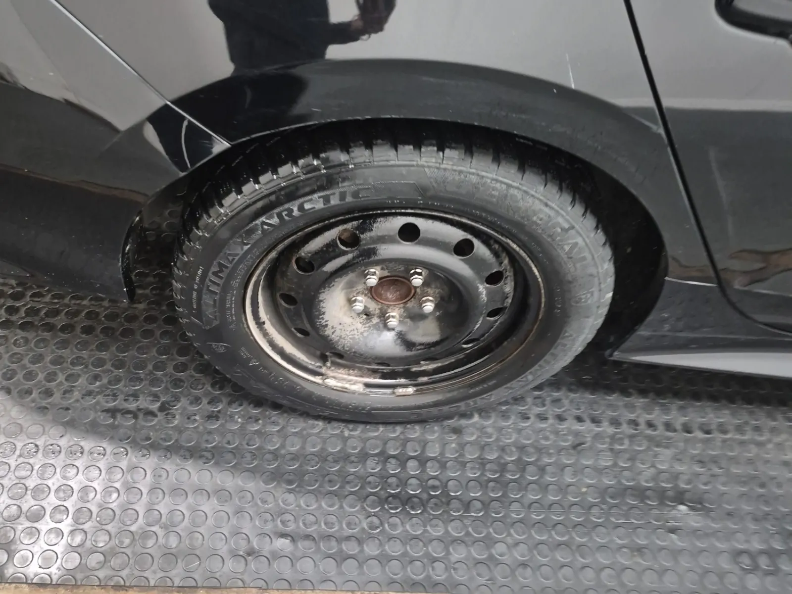 Right Rear Wheel/Tire Photo