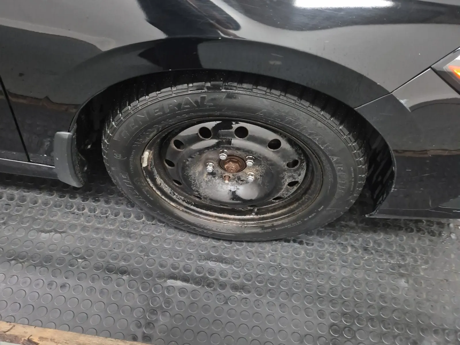 Right Front Wheel/Tire Photo