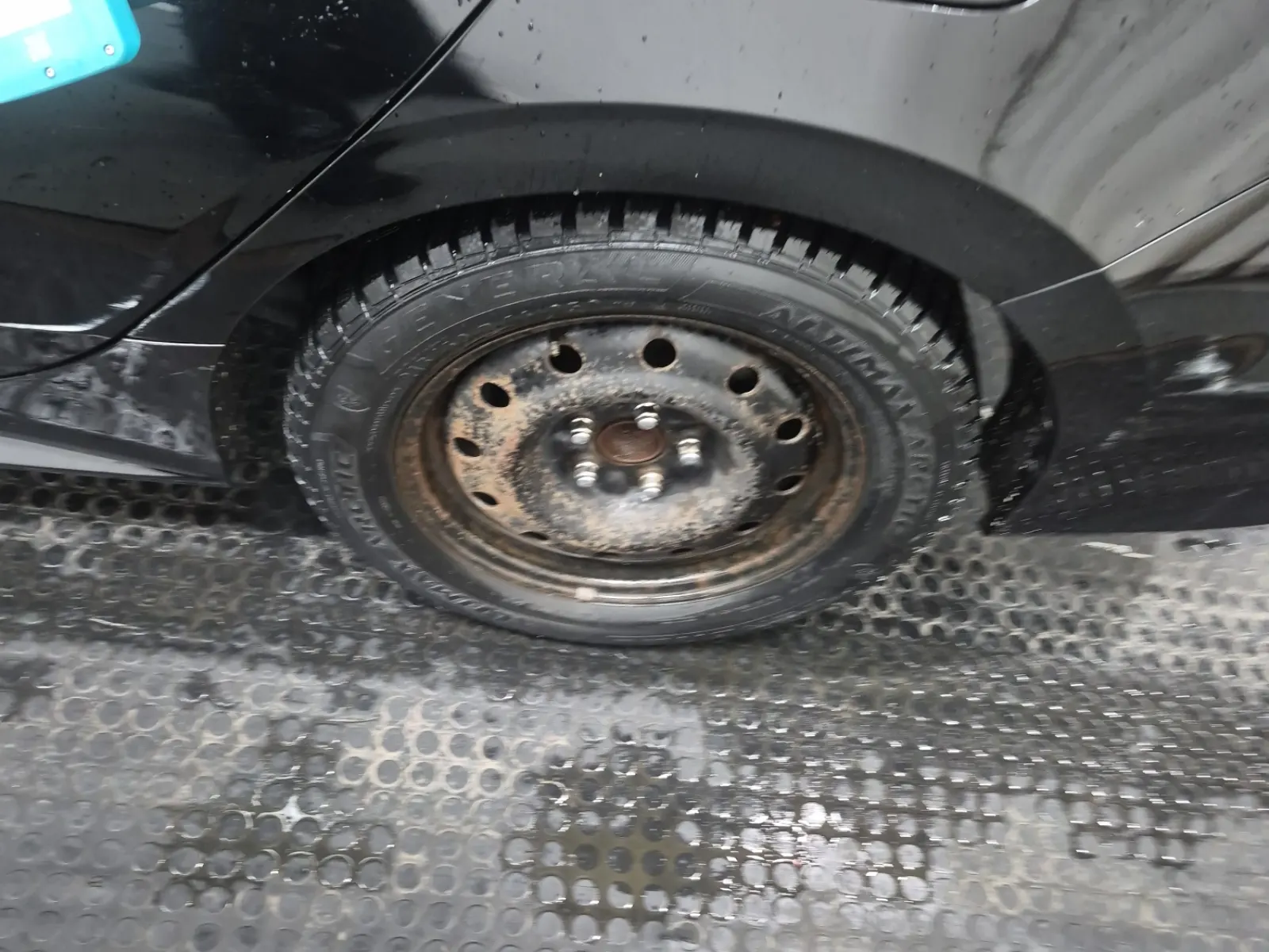 Left Rear Wheel/Tire Photo
