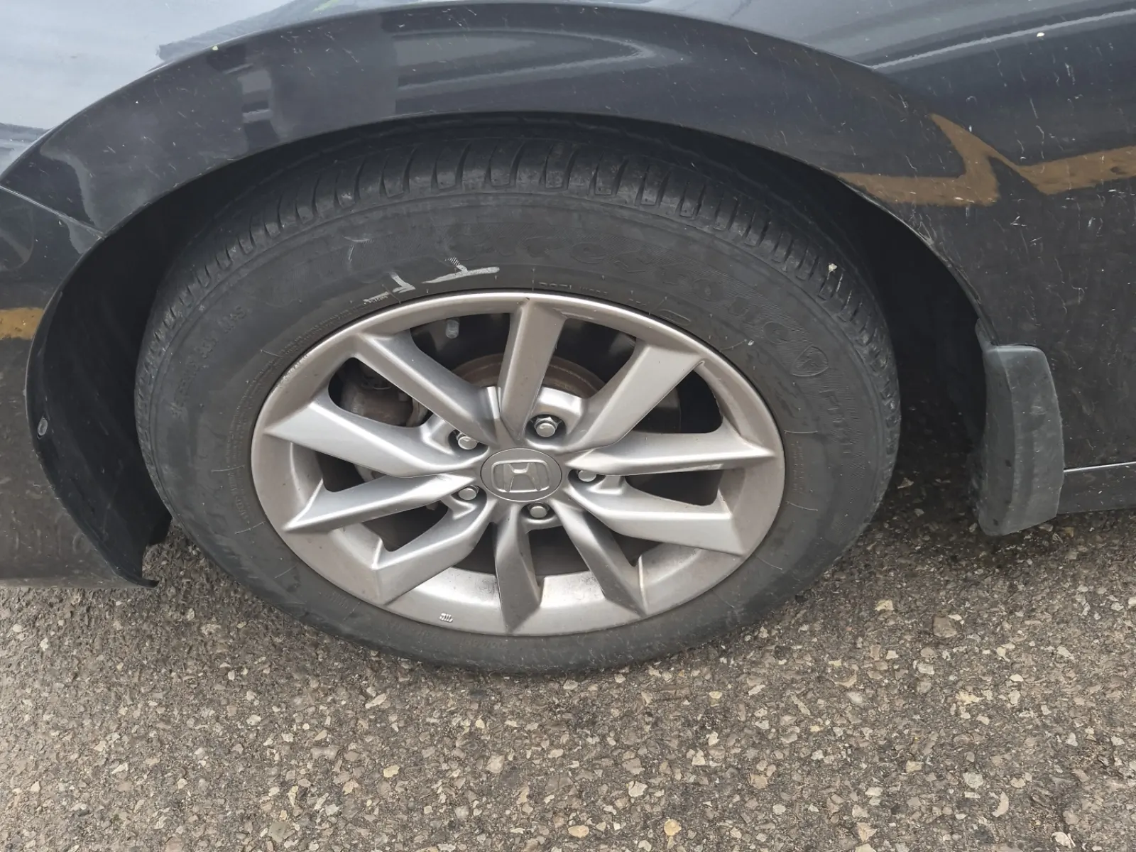 Front driver wheel/tire photo