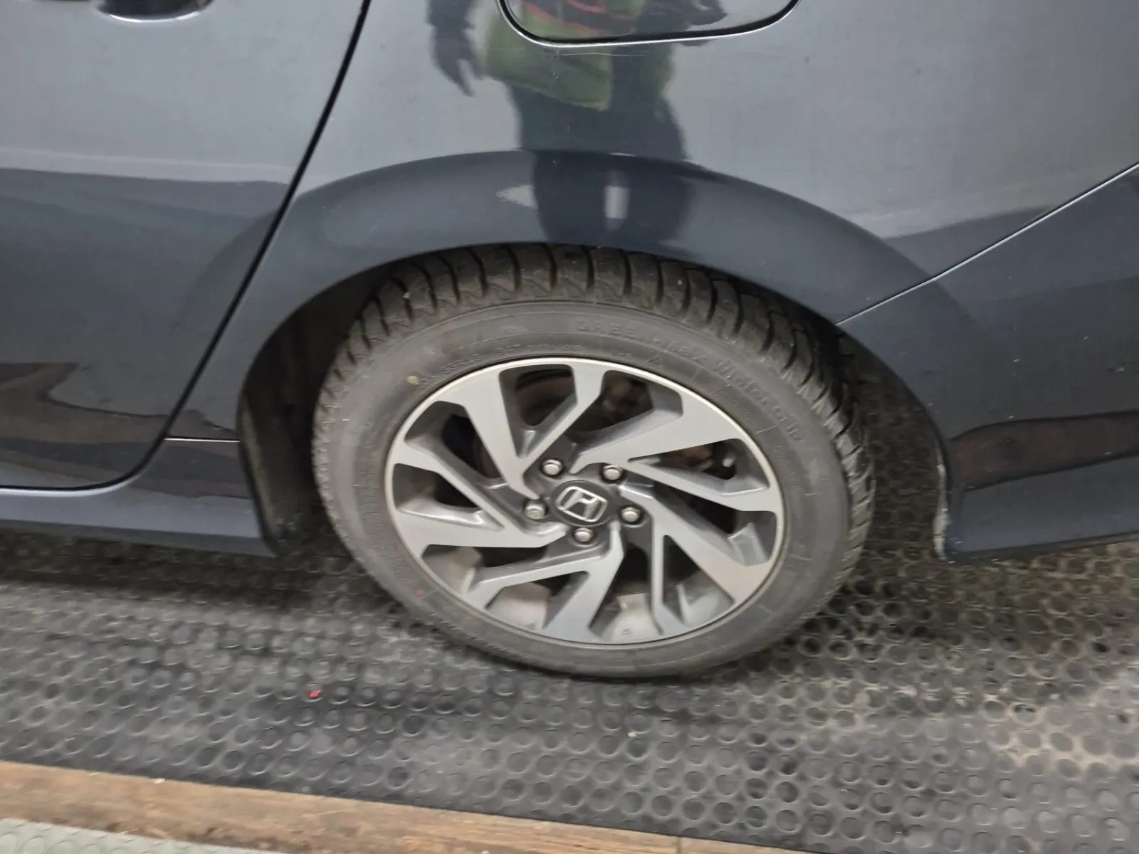 Left Rear Wheel/Tire Photo