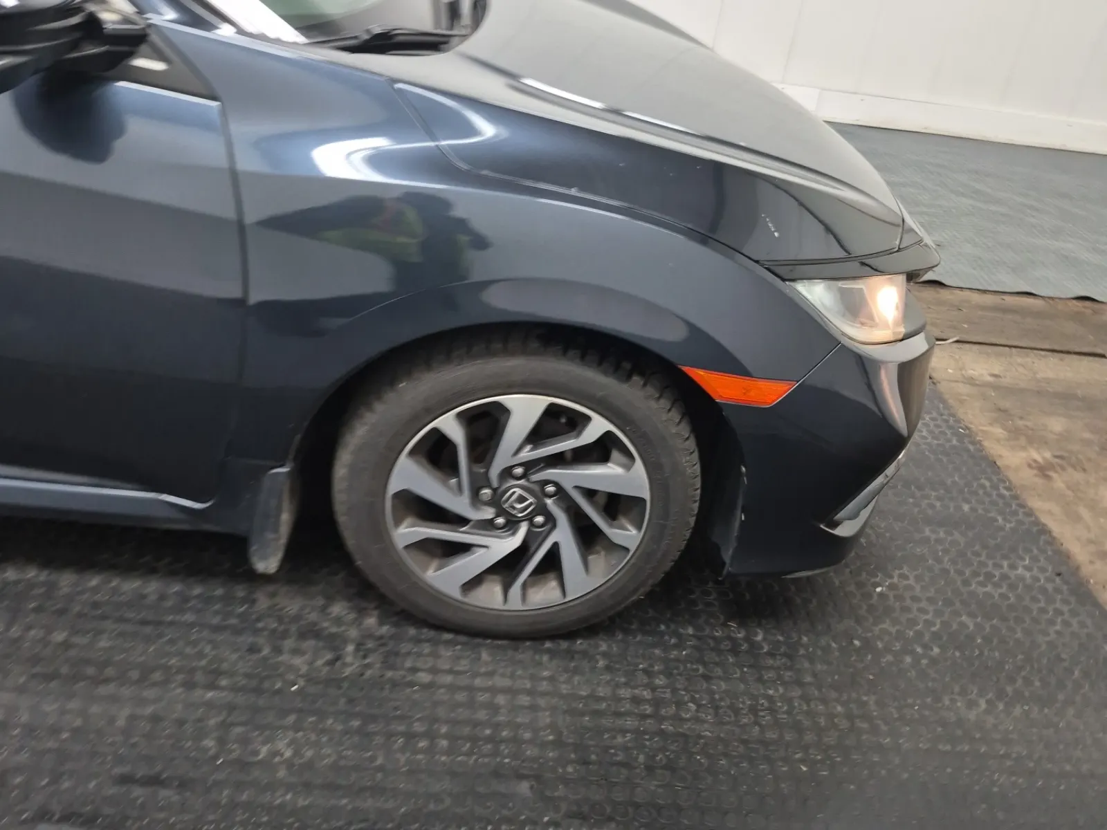 Right Front Wheel/Tire Photo
