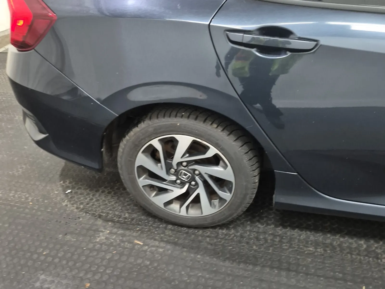 Right Rear Wheel/Tire Photo