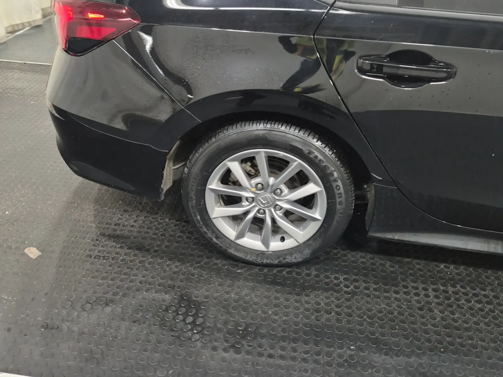 Right Rear Wheel/Tire Photo