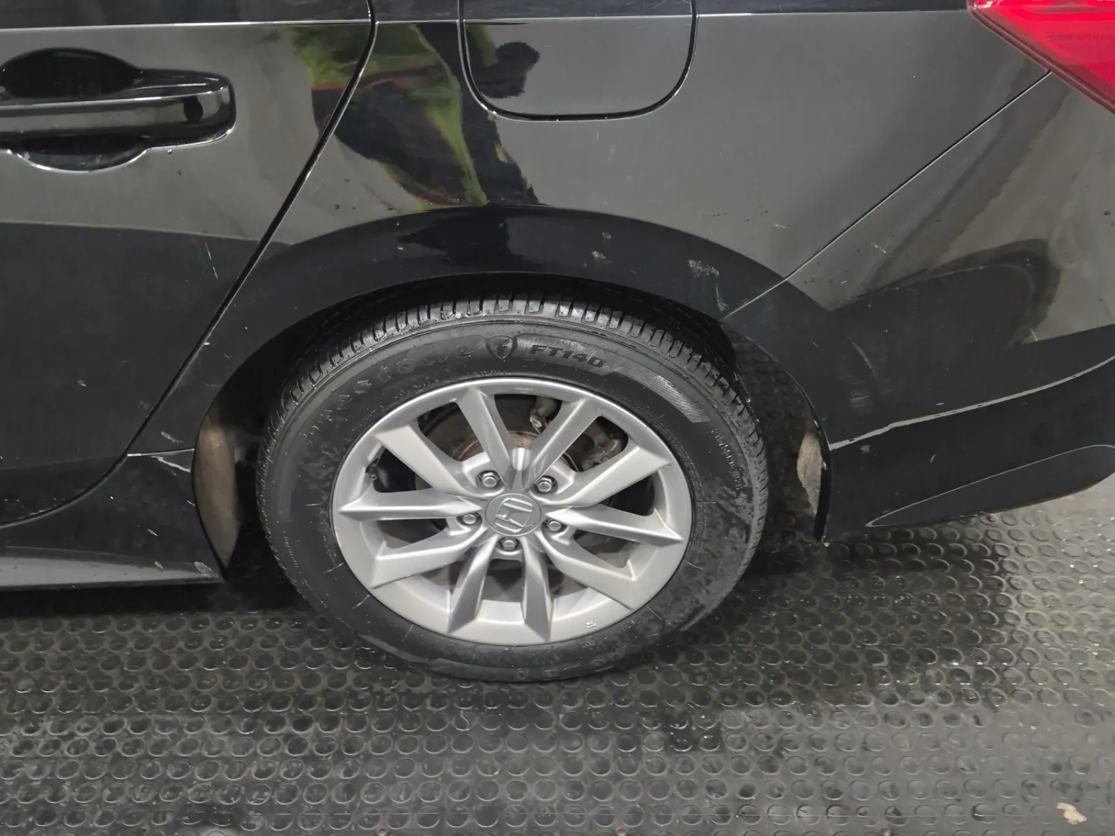 Left Rear Wheel/Tire Photo