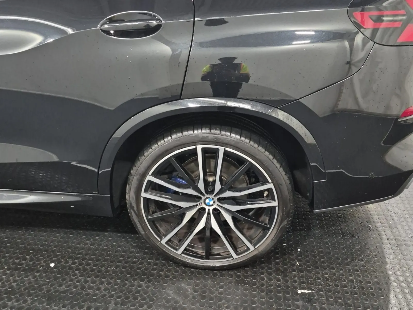 Left Rear Wheel/Tire Photo
