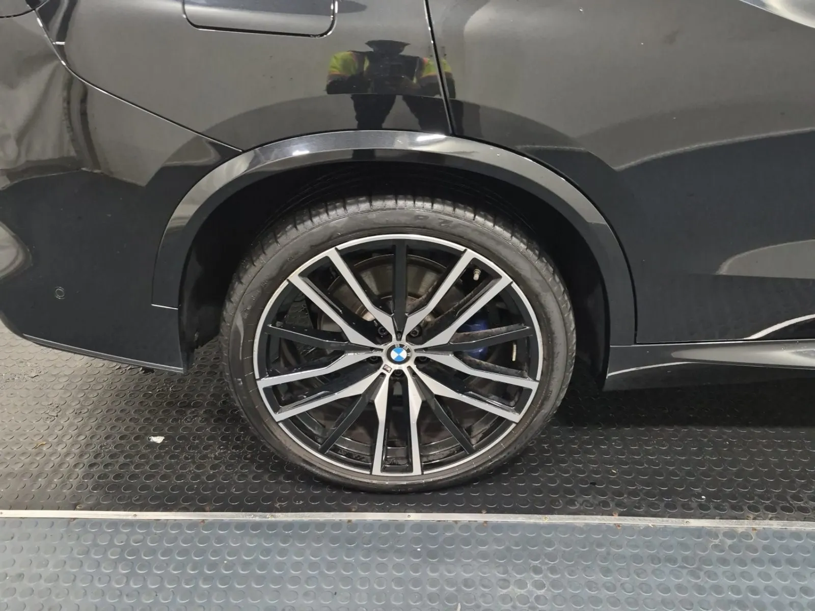 Right Rear Wheel/Tire Photo