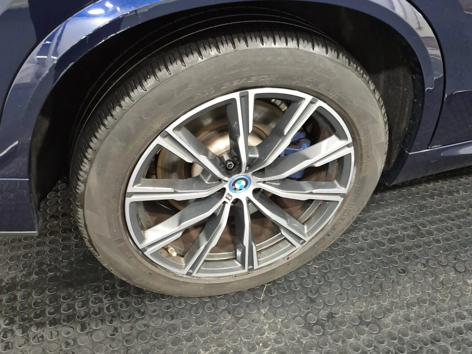 Right Rear Wheel/Tire Photo