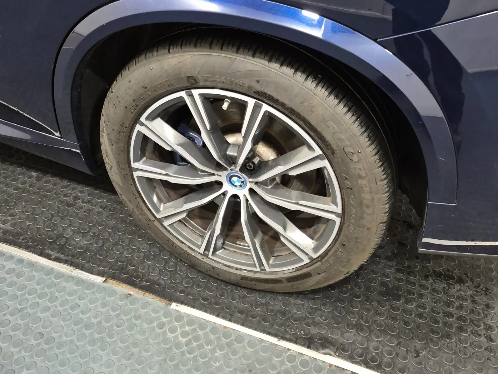 Left Rear Wheel/Tire Photo