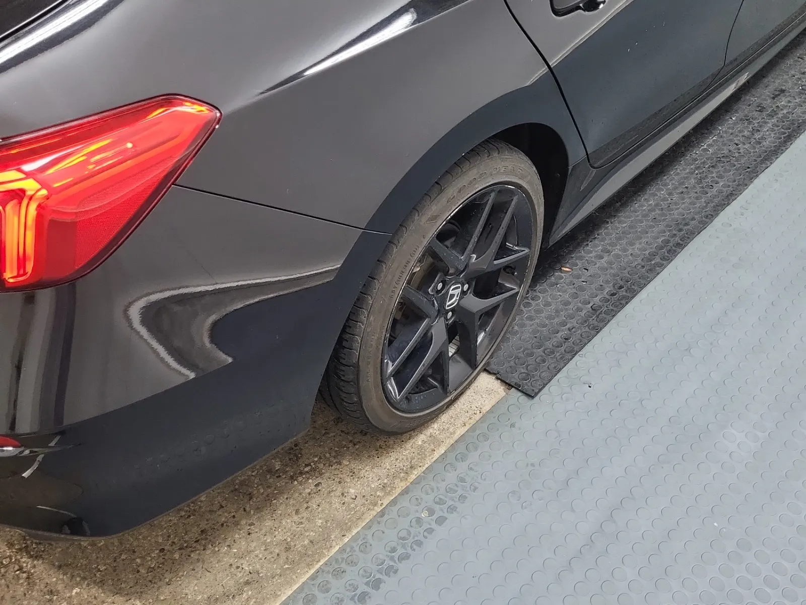 Right Rear Wheel/Tire Photo