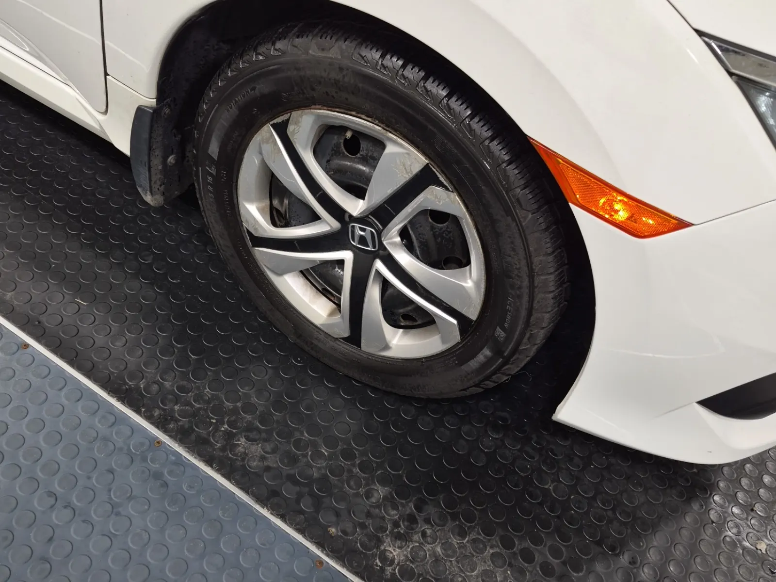 Right Front Wheel/Tire Photo