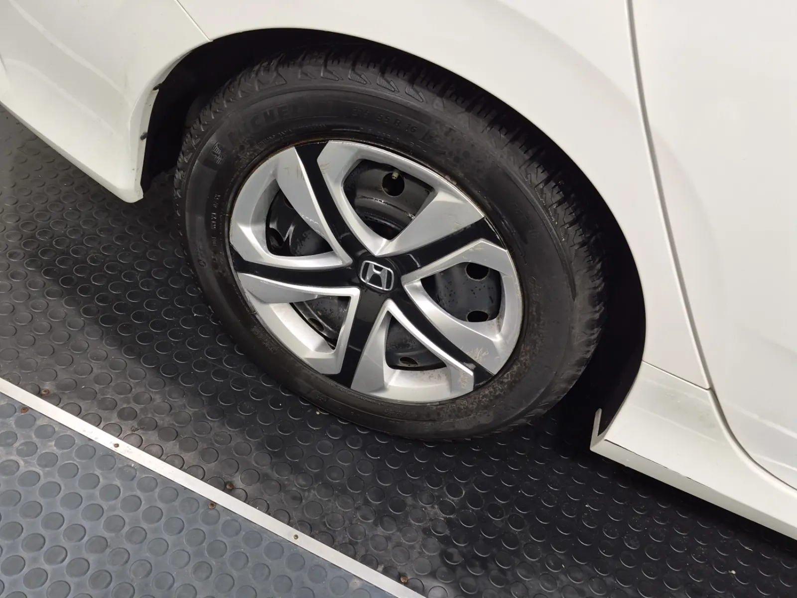 Right Rear Wheel/Tire Photo
