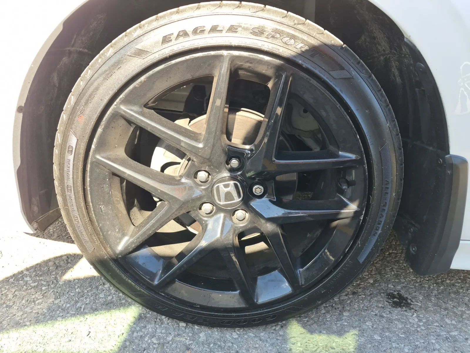 Front driver wheel/tire photo