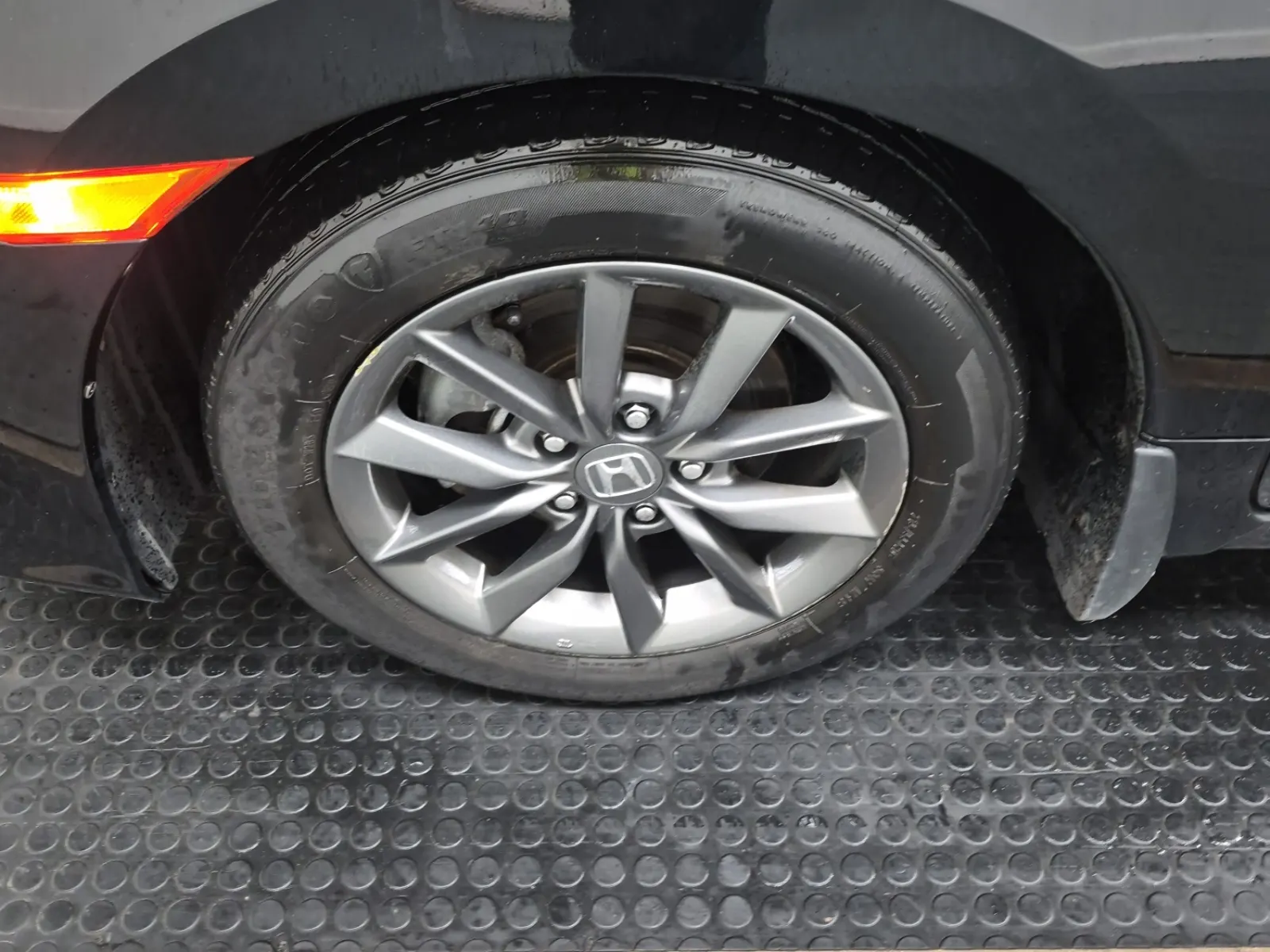 Front driver wheel/tire photo