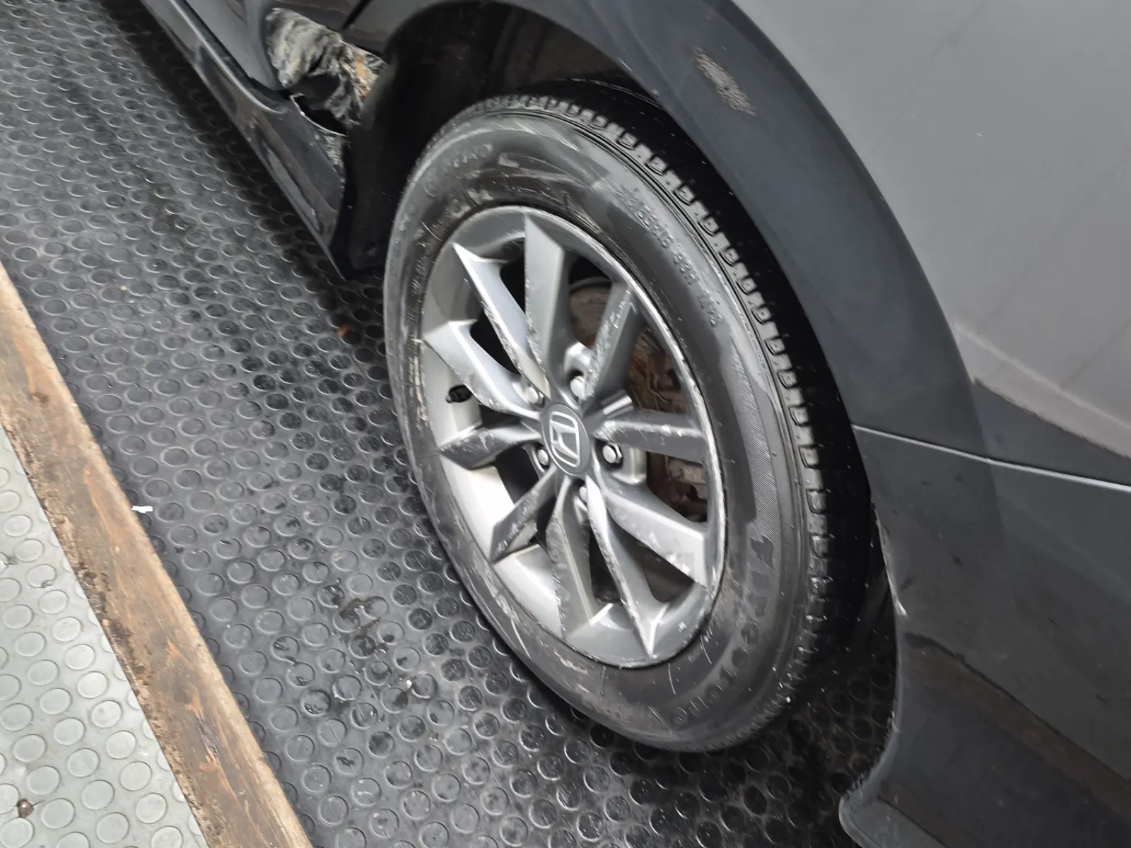 Left Rear Wheel/Tire Photo