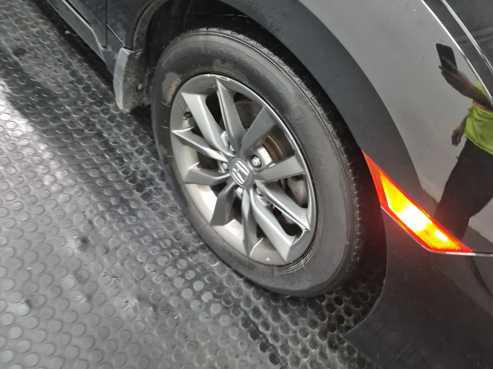 Right Front Wheel/Tire Photo