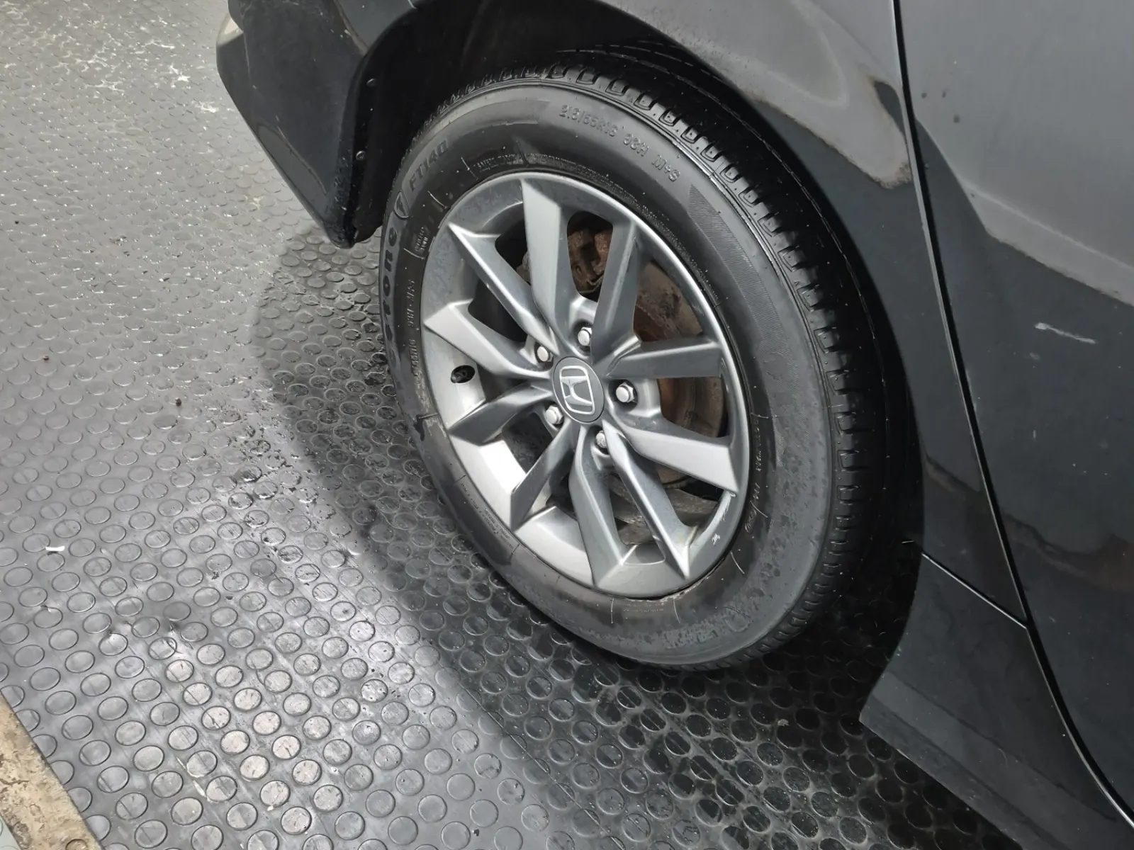 Right Rear Wheel/Tire Photo