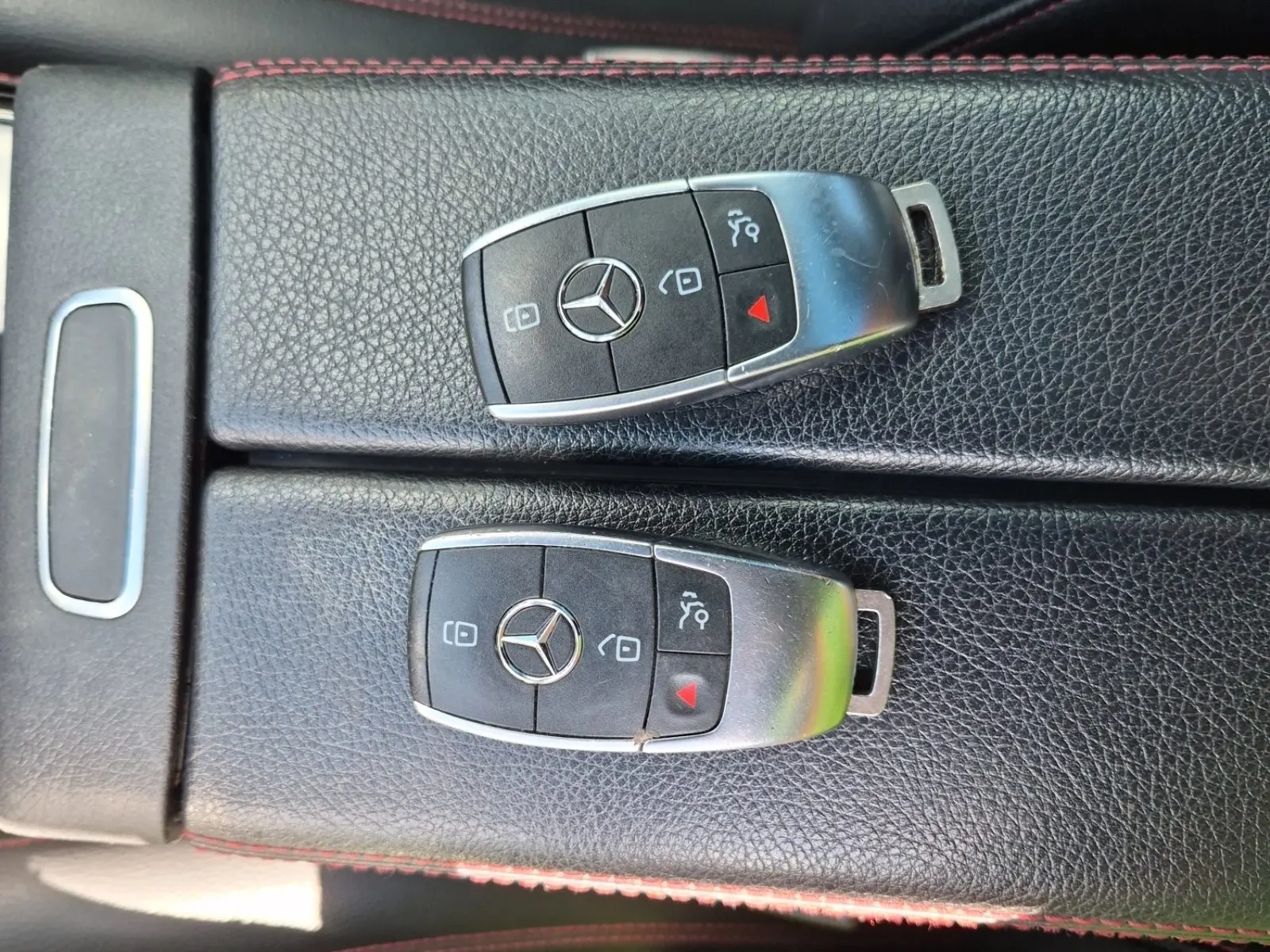 Keys/Fobs/Manual Photo