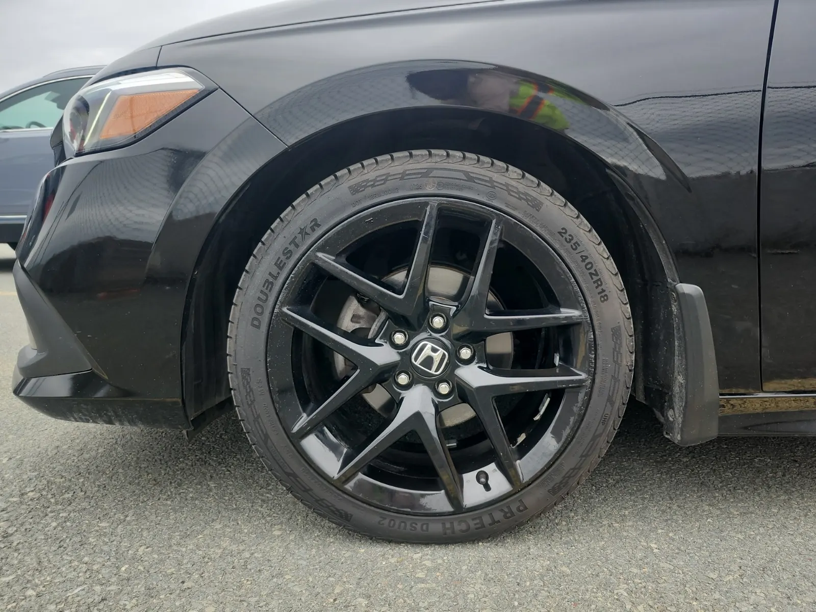Front driver wheel/tire photo