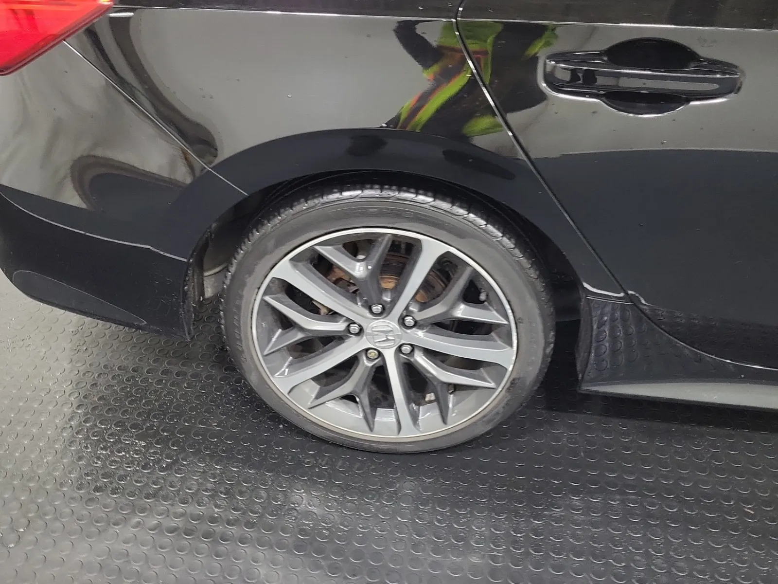Right Rear Wheel/Tire Photo