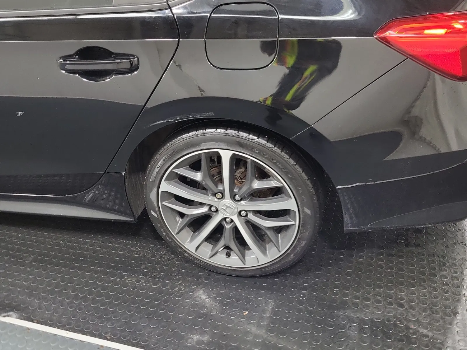 Left Rear Wheel/Tire Photo