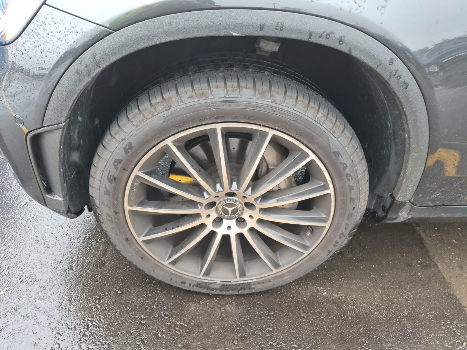 Front driver wheel/tire photo