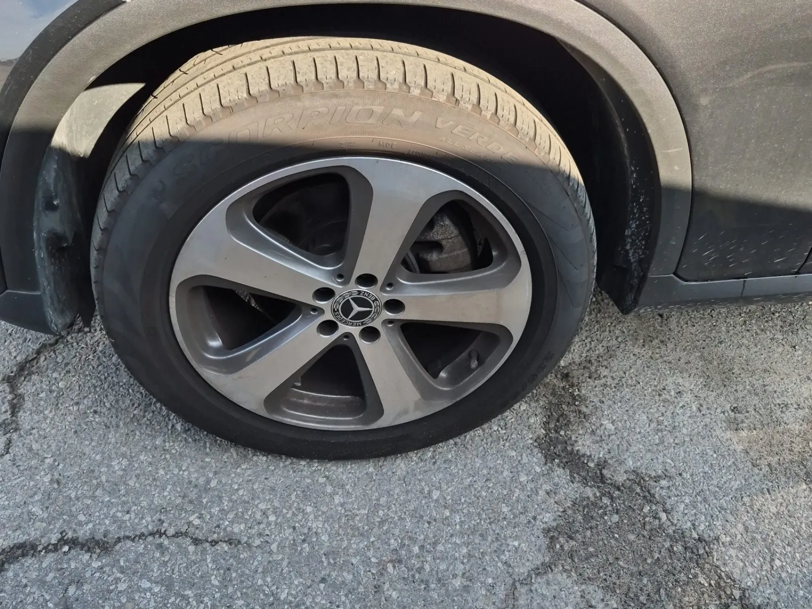 Front driver wheel/tire photo