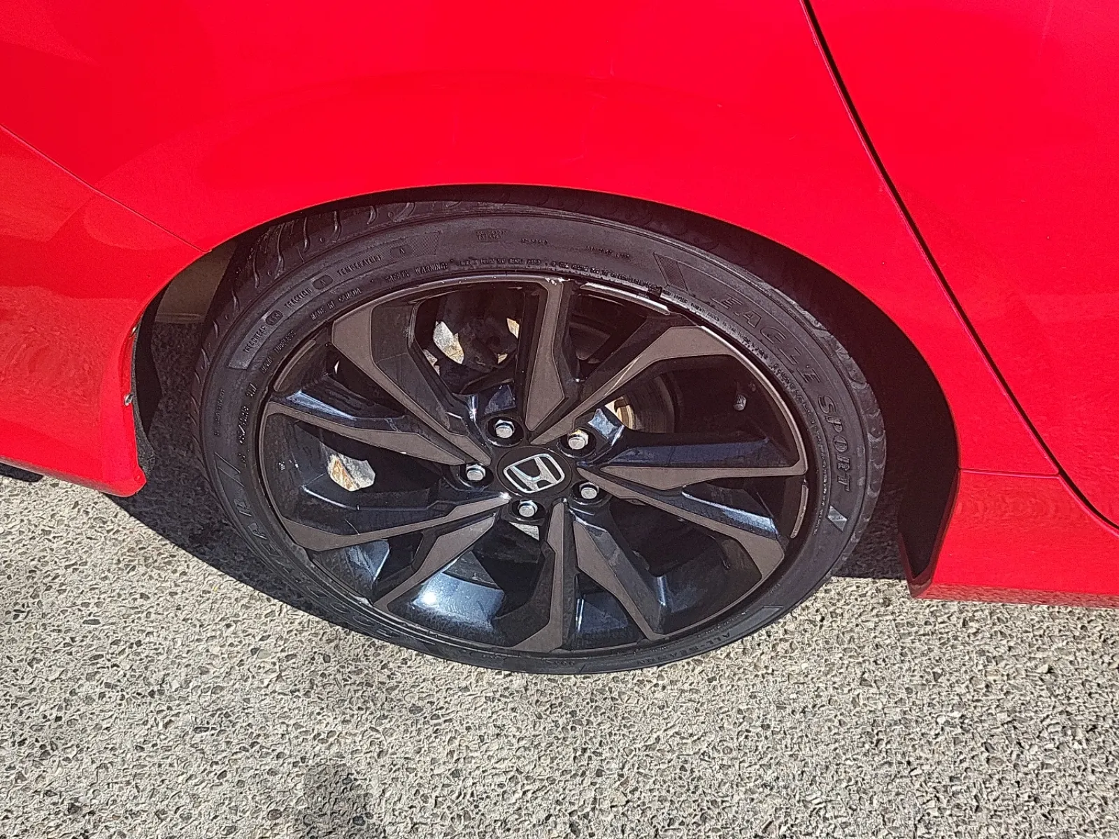 Right Rear Wheel/Tire Photo