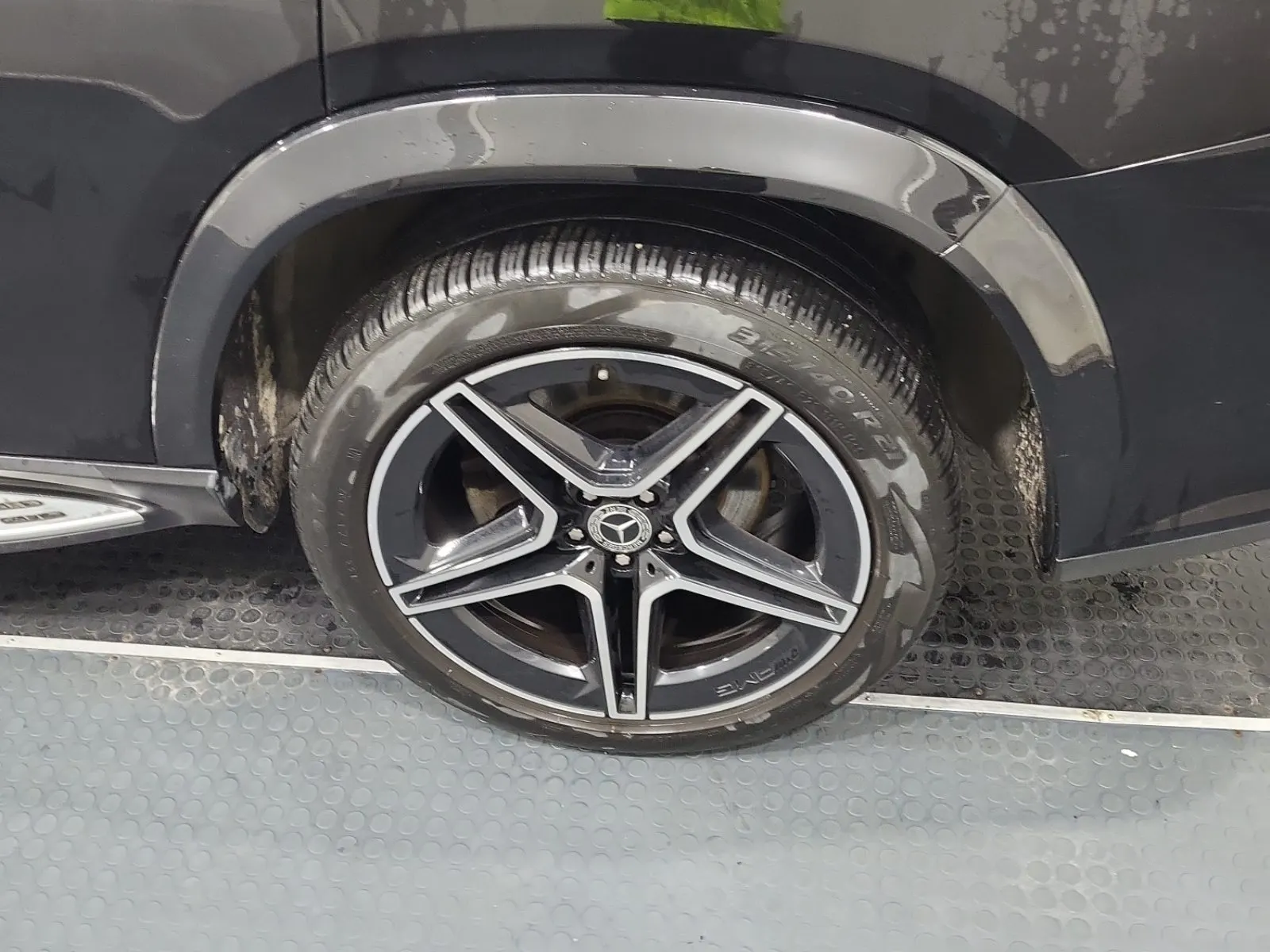 Left Rear Wheel/Tire Photo