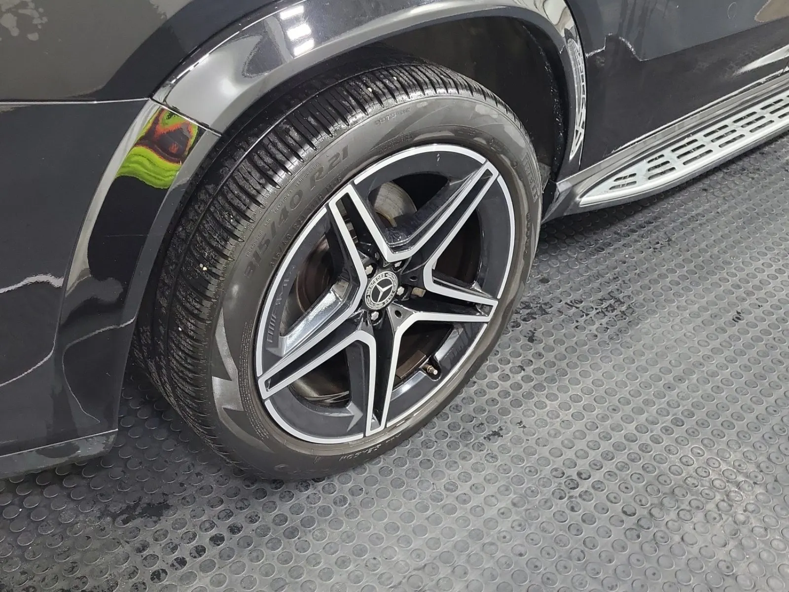Right Rear Wheel/Tire Photo