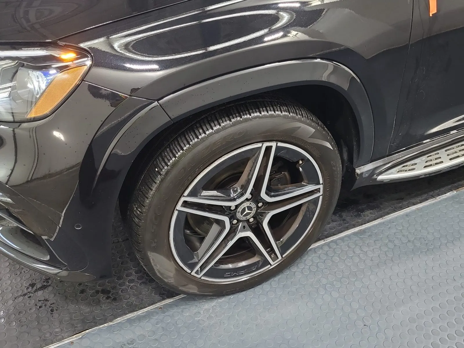 Front driver wheel/tire photo