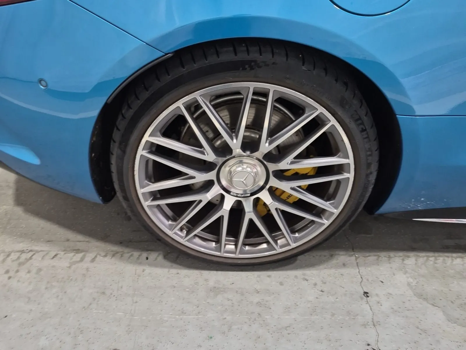 Right Rear Wheel/Tire Photo