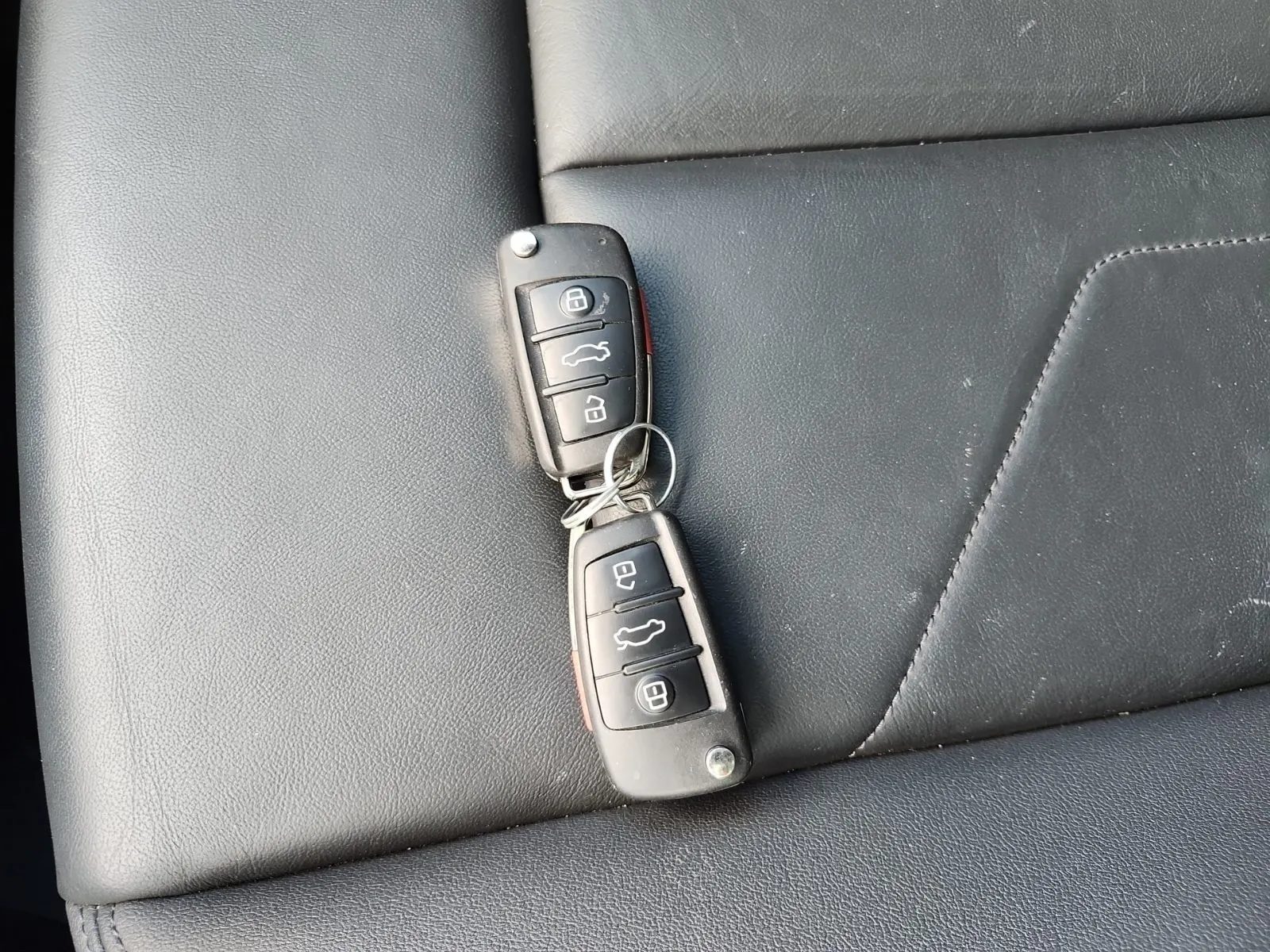 Keys/Fobs/Manual Photo