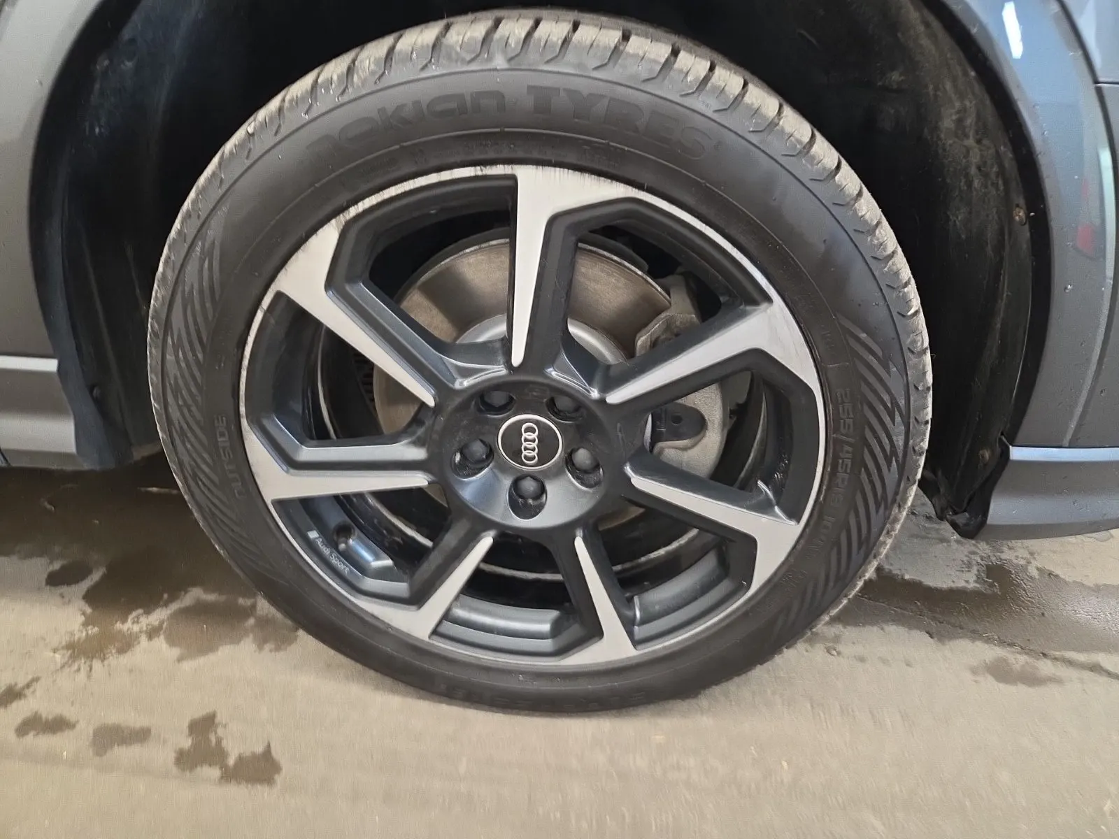 Right Front Wheel/Tire Photo