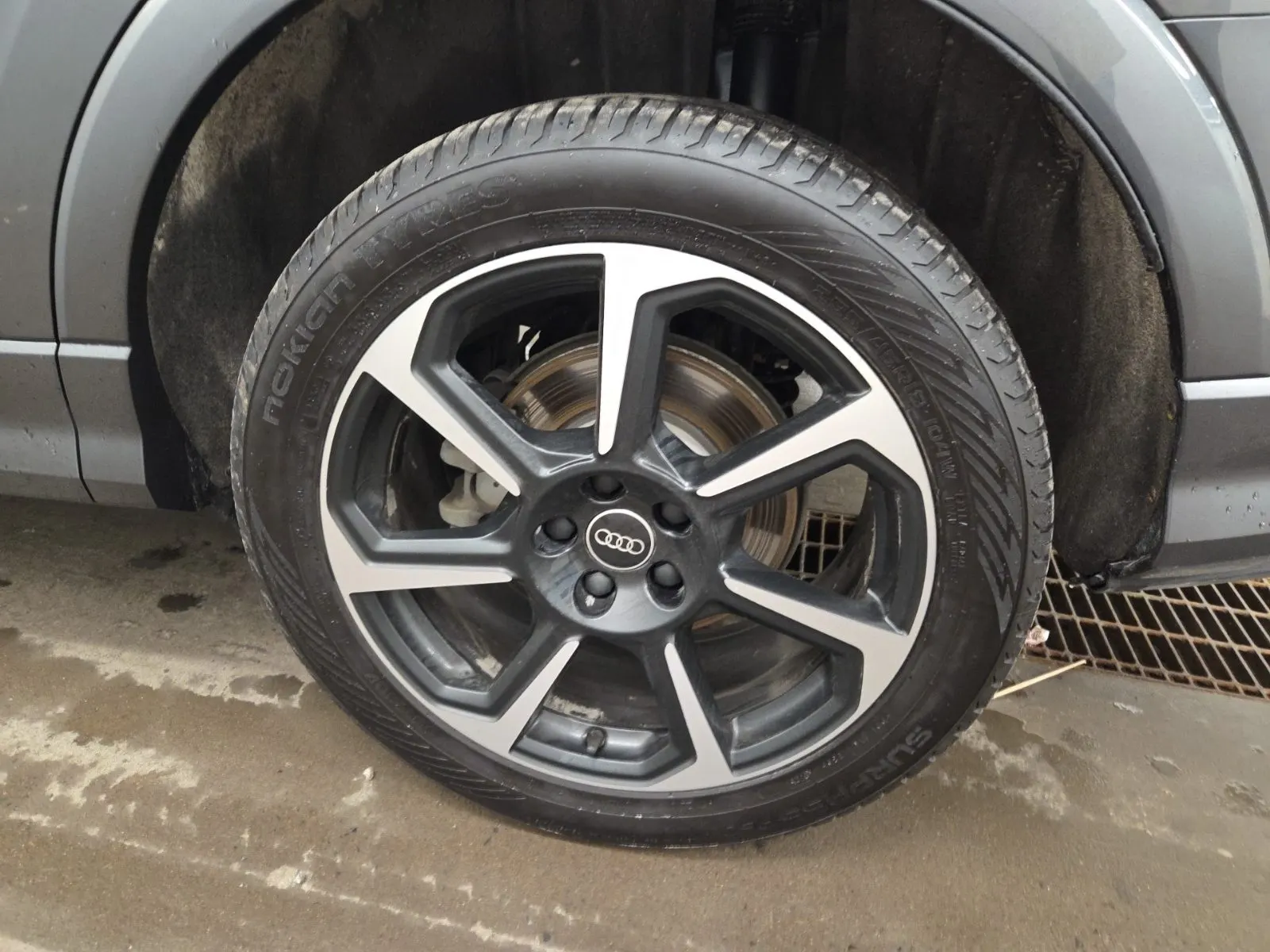 Left Rear Wheel/Tire Photo