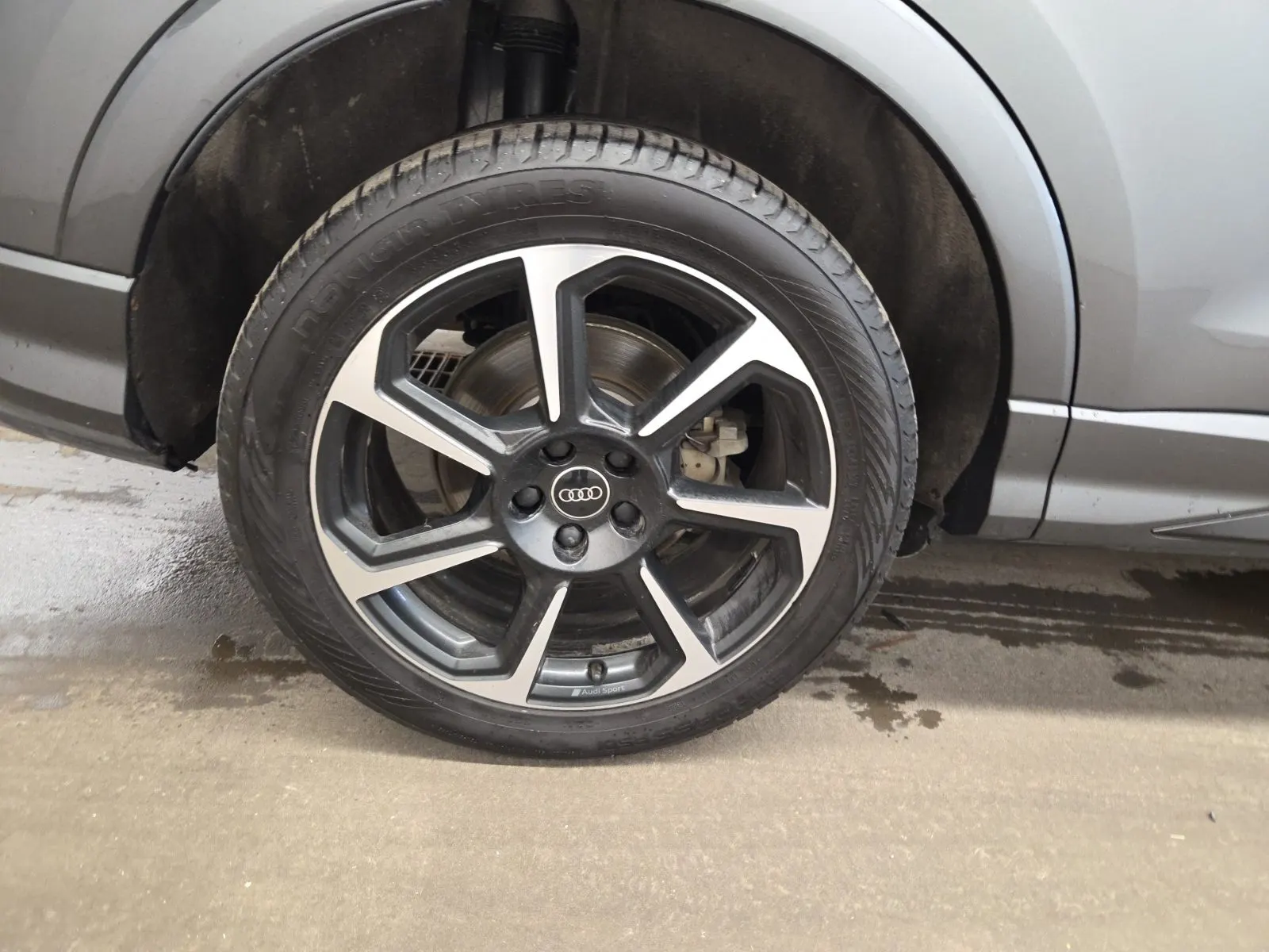 Right Rear Wheel/Tire Photo