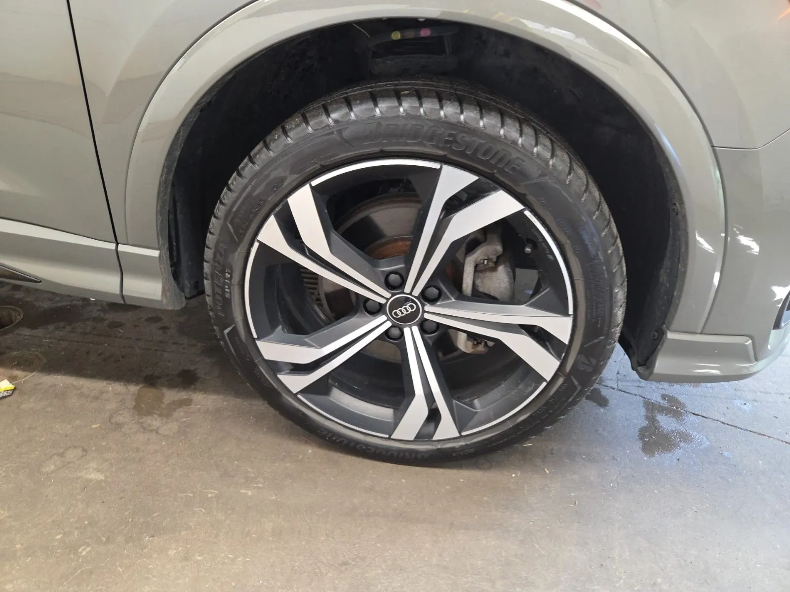 Right Front Wheel/Tire Photo