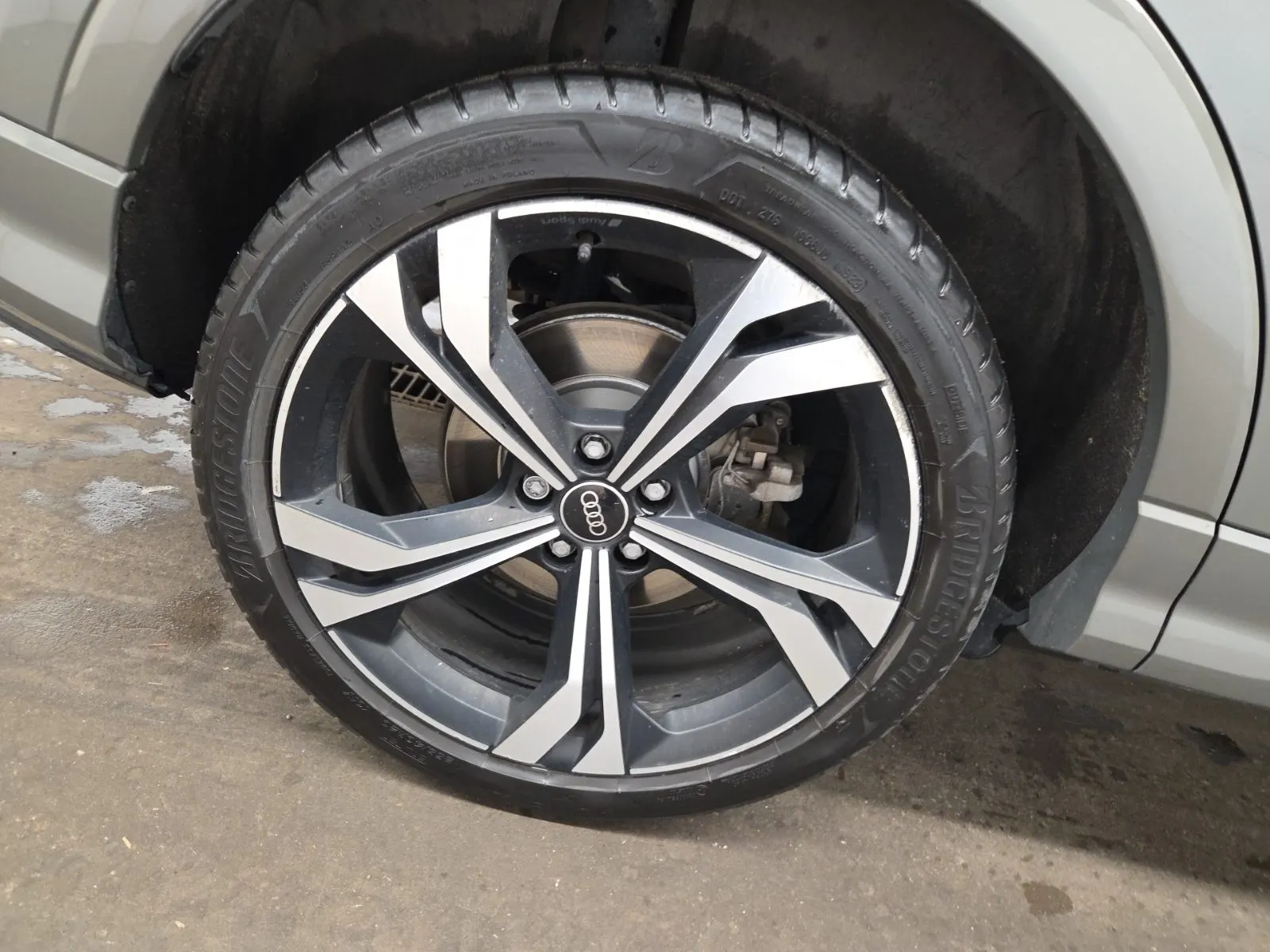 Right Rear Wheel/Tire Photo