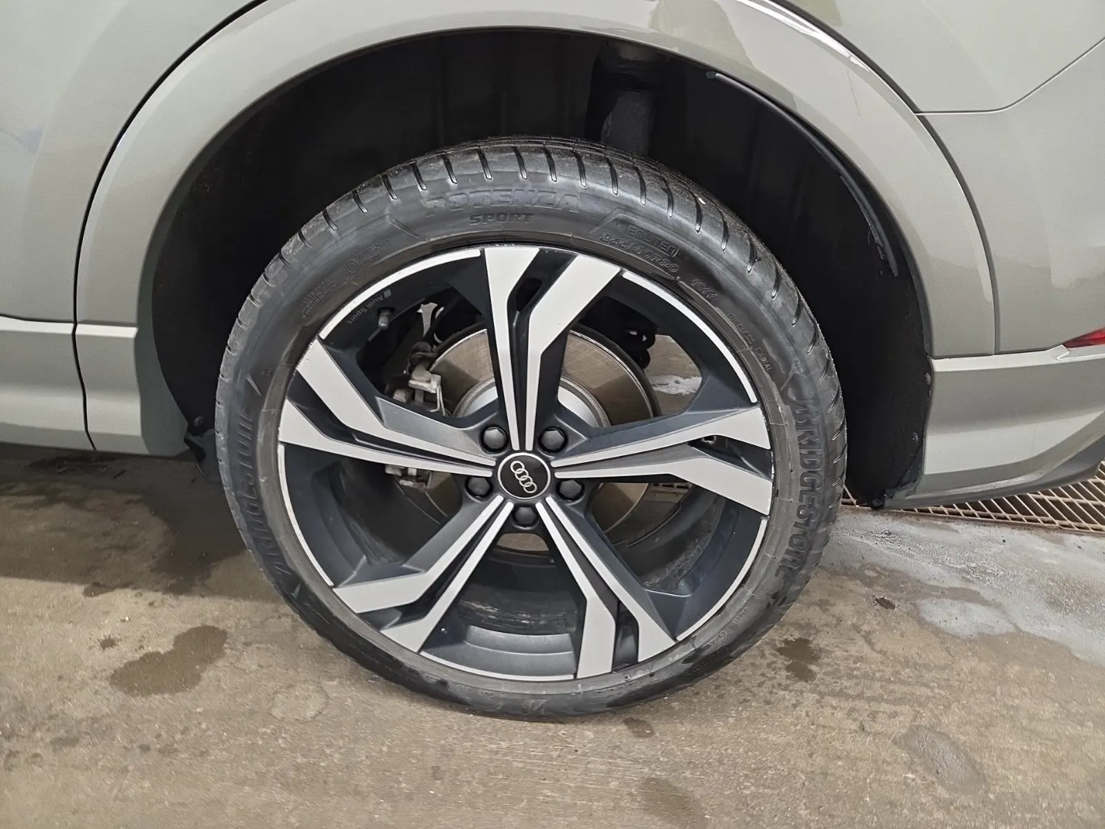 Left Rear Wheel/Tire Photo