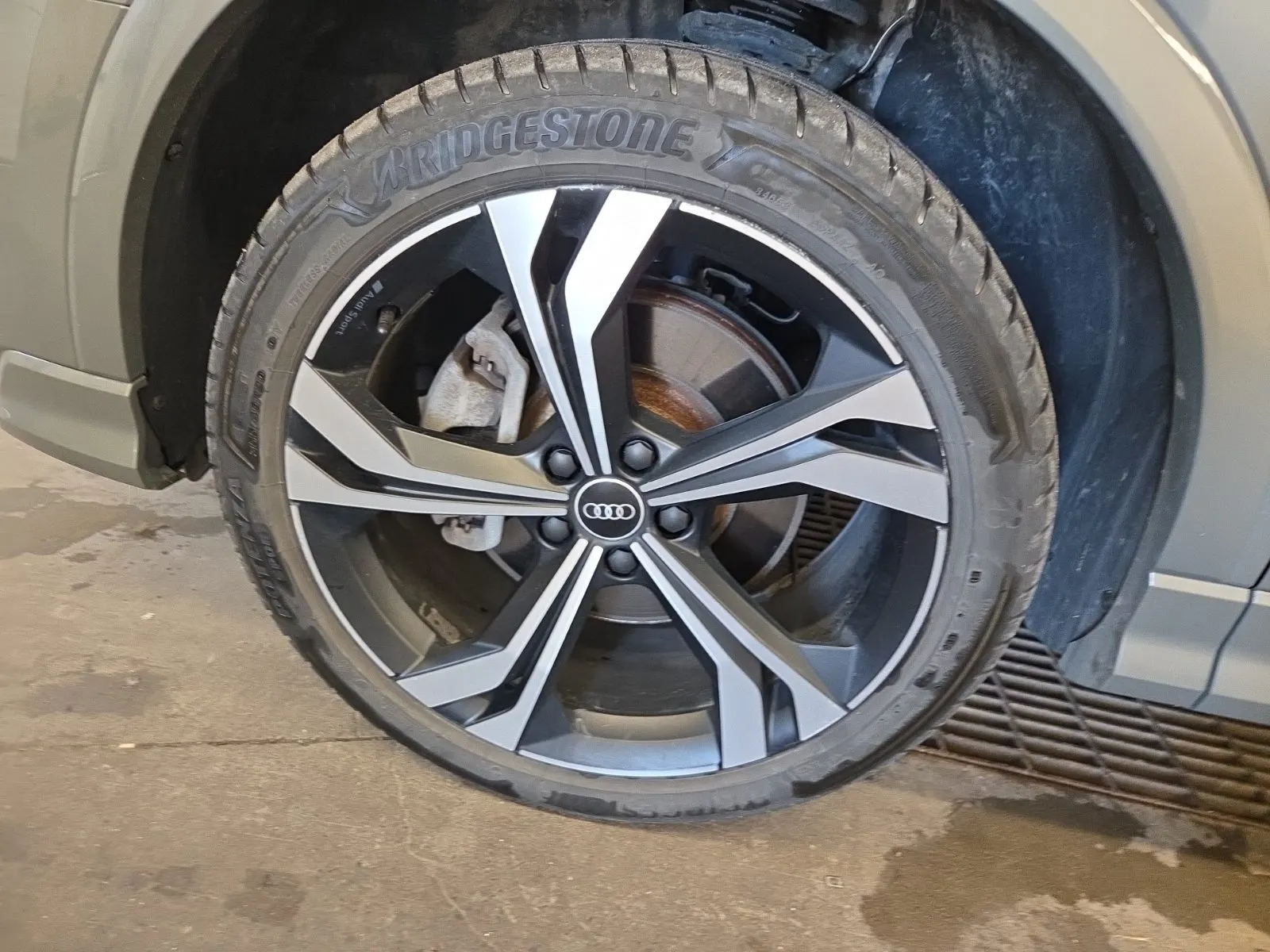 Front driver wheel/tire photo