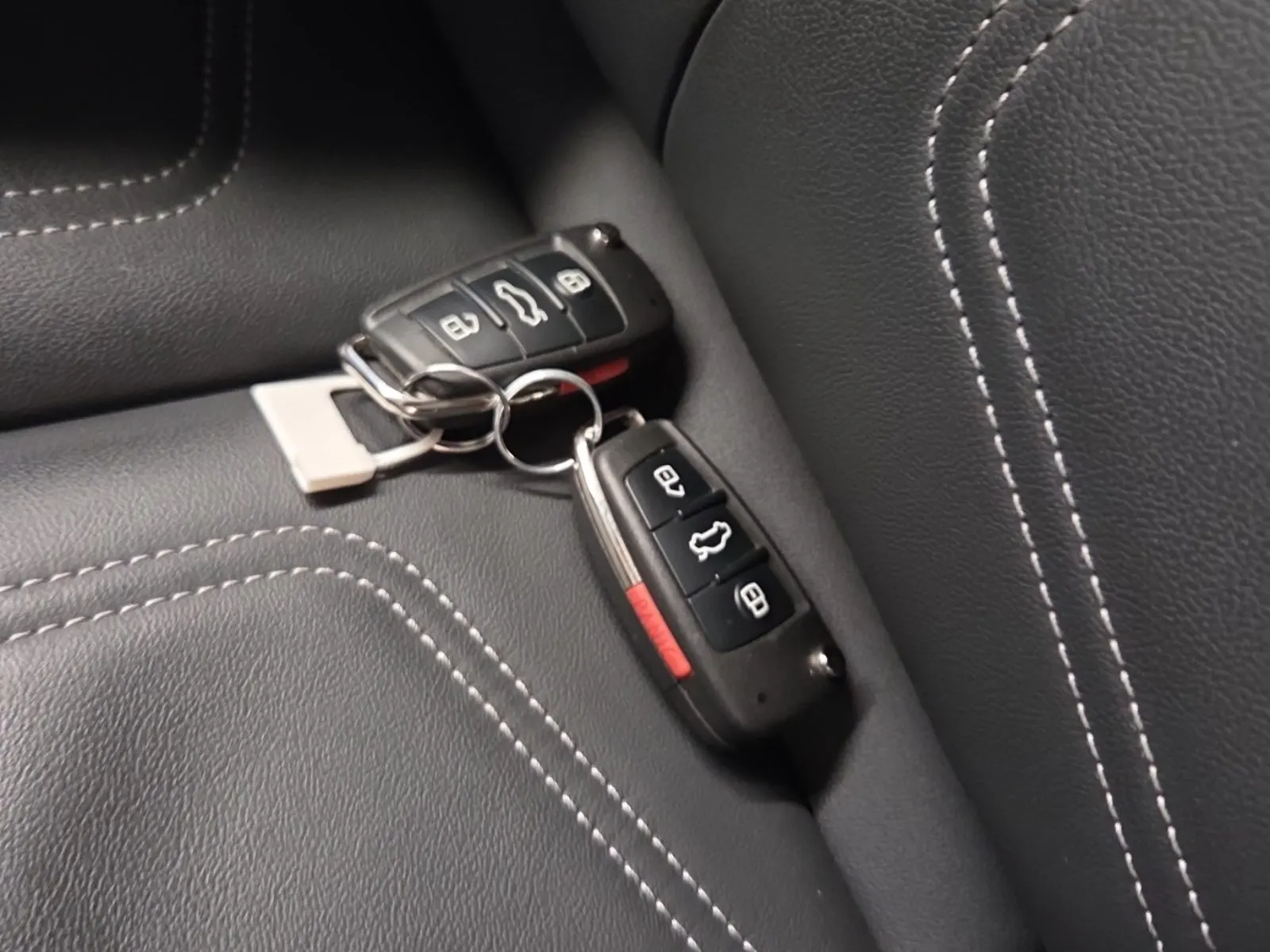 Keys/Fobs/Manual Photo