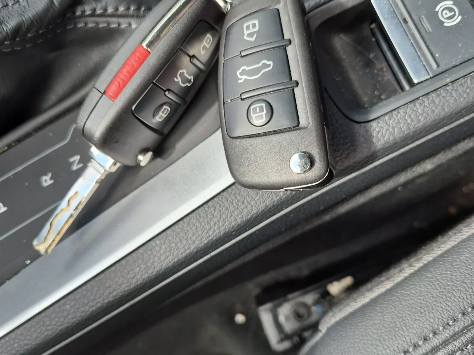 Keys/Fobs/Manual Photo