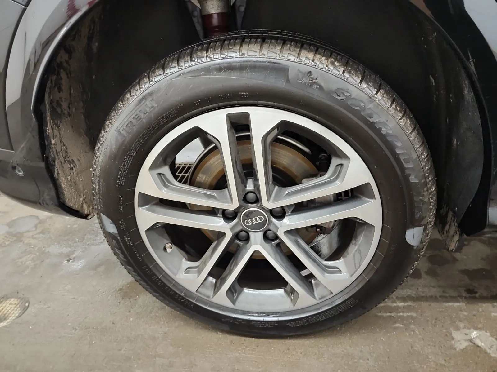 Right Rear Wheel/Tire Photo